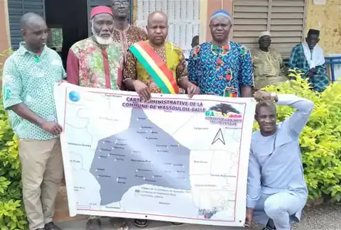 Remise de la carte administrative de la commune de Wassoulou-Balé à des élus et notables, devant le bâtiment communal