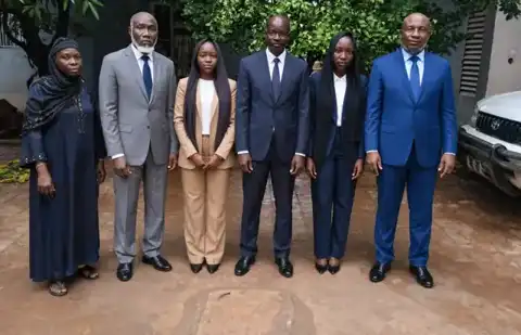 L'équipe de GAMS-MALI posant en groupe en extérieur