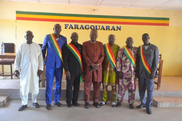 Élus des collectivités devant le mur de la mairie de Faragouaran