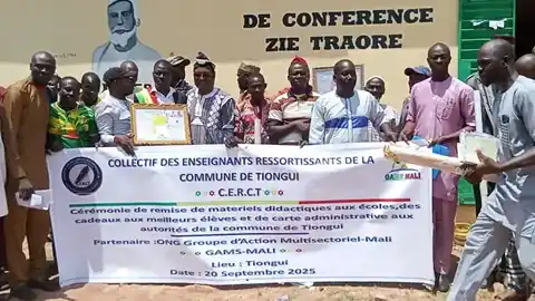 Participants à la cérémonie de Tiongui derrière une banderole du Collectif des enseignants ressortissants de la commune de Tiongui, partenaire GAMS-MALI